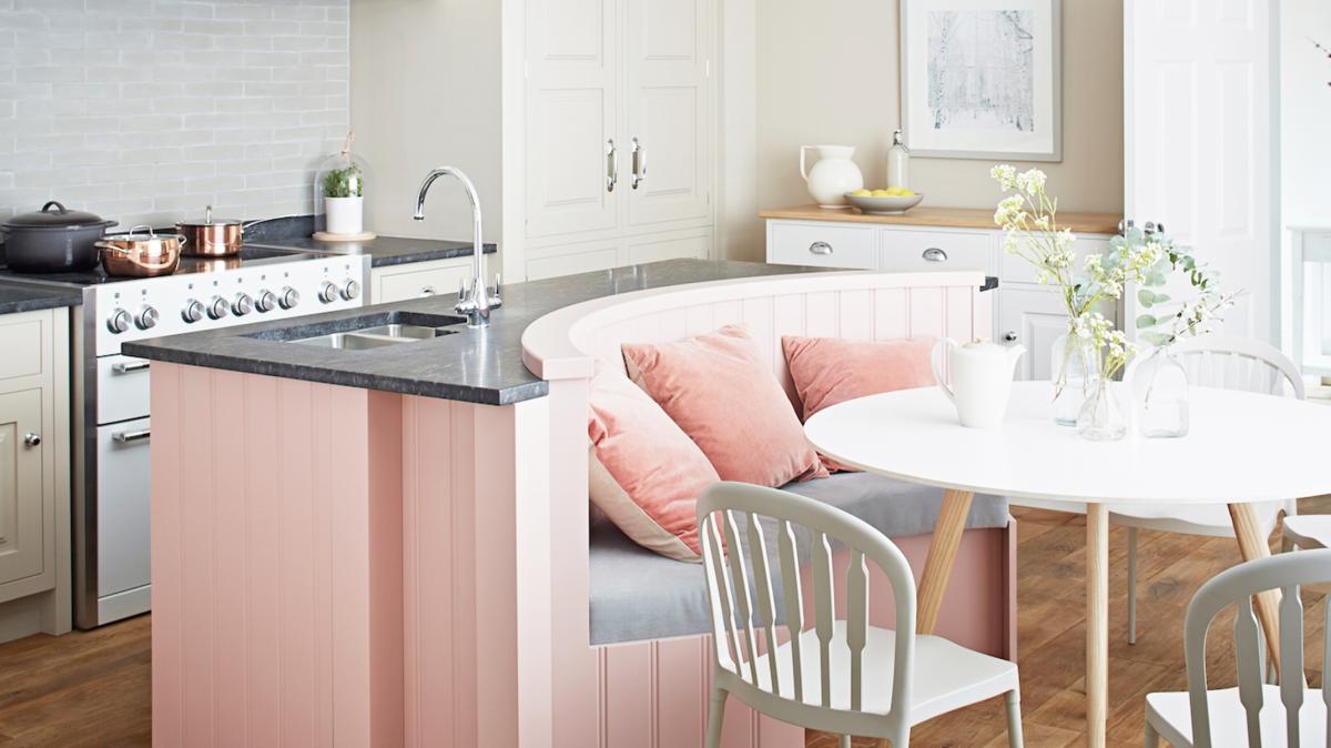 Розовая кухня круглый стол